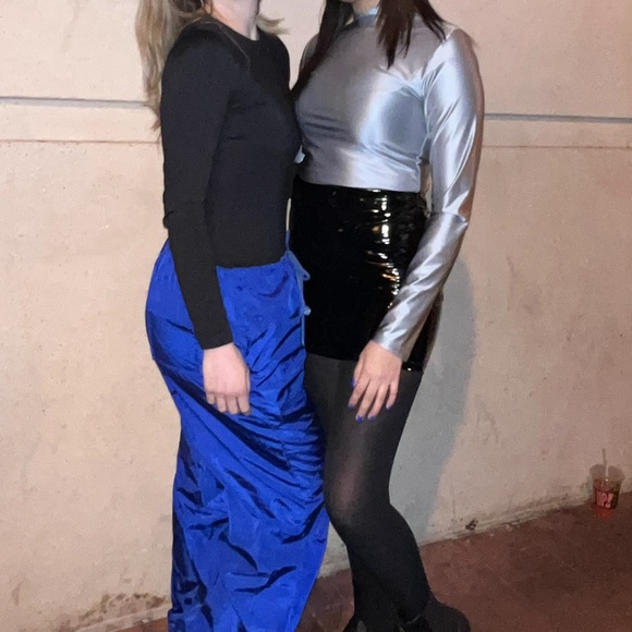 Aritzia Babaton satinette silver long sleeve crop top - Picture 3 of 4